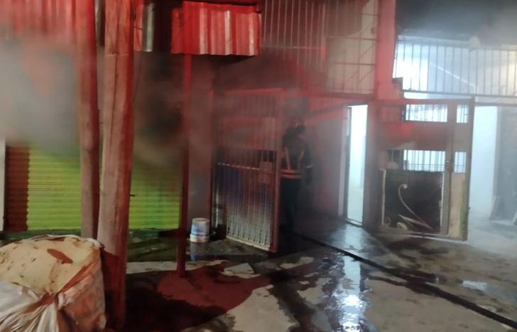 El incendio desprendió una importante cantidad de humo.