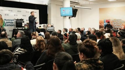 La entrega de kits está destinada a 45 emprendimientos lomenses.