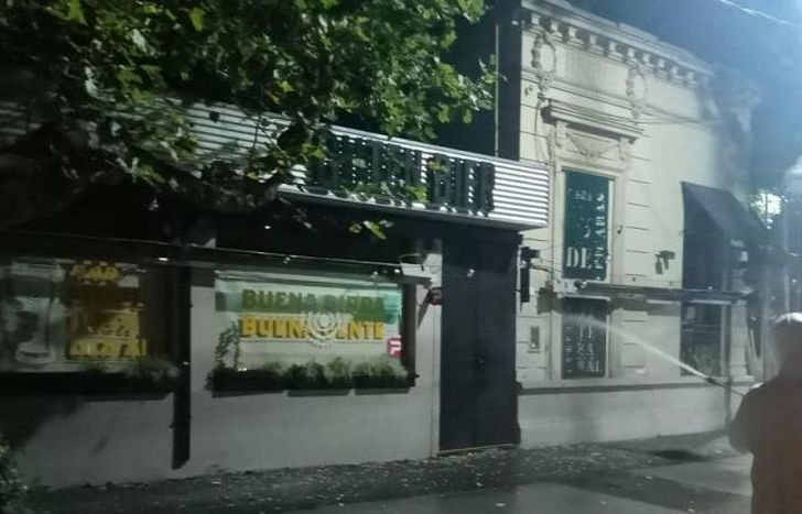 Así desinfectan en Lomas los bares durante la noche.