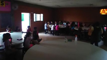 Realizan distintas actividades. Realizan distintas actividades.