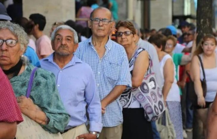 El Gobierno confirmó que las jubilaciones de abril se pagarán en dos cuotas y Unión por la Patria buscará impedirlo.