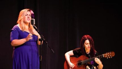 Ayelén y Silvina, en vivo.
