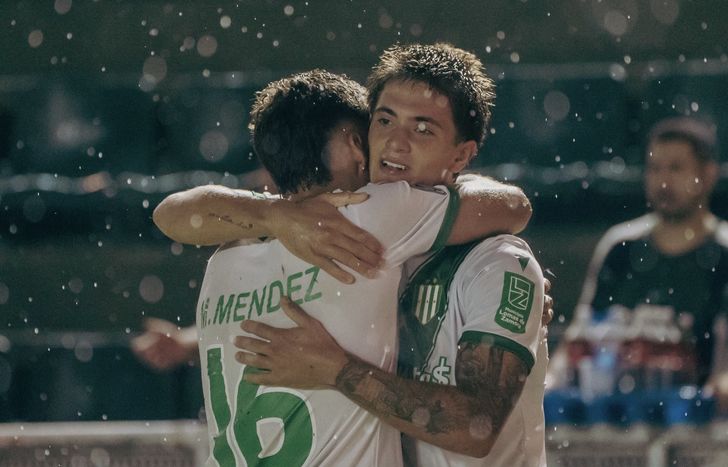 Banfield se abrazó un triunfo que vale doble.