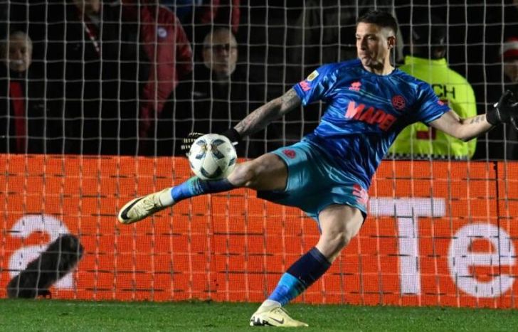 Losada, de Lanús, piensa el cruce ante Cruzeiro.