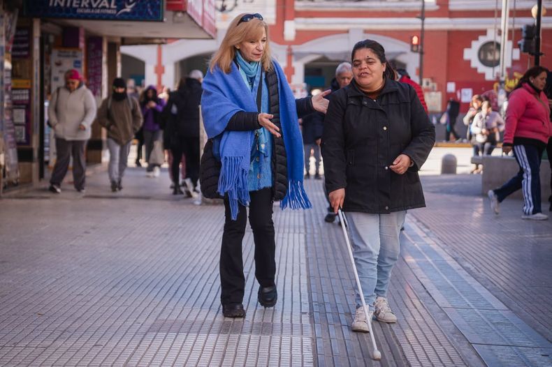 Baldosas que facilitan la circulaci&oacute;n de personas ciegas y con baja visi&oacute;n.