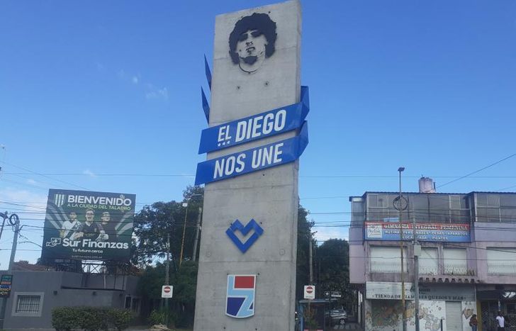 Construyeron un tótem en la rotonda de Malabia y 29 de Septiembre.
