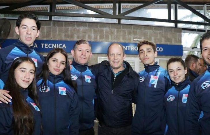 Lomas apoya las carreras de decenas de deportistas locales.