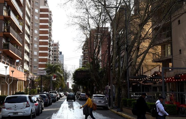 Con cielo parcial a mayormente nublado.