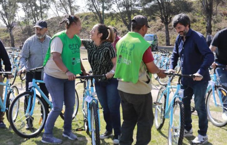 La intendenta, en otra entrega de bicicletas.
