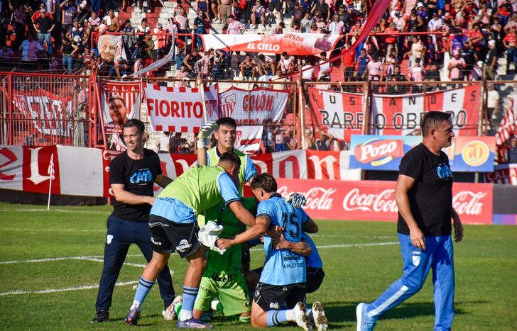 El festejo de Temperley en el clásico del sur.