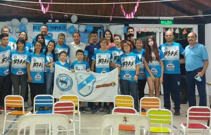 Integrantes del atletismo Gasolero se fotografiaron con Silio.