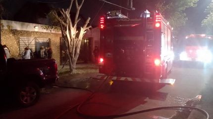 Diario La Unión | El barrio no tenía luz cuando llegaron los Bomberos de Lomas.