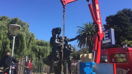 La escultura fue trasladada nuevamente a la Plaza Grigera.