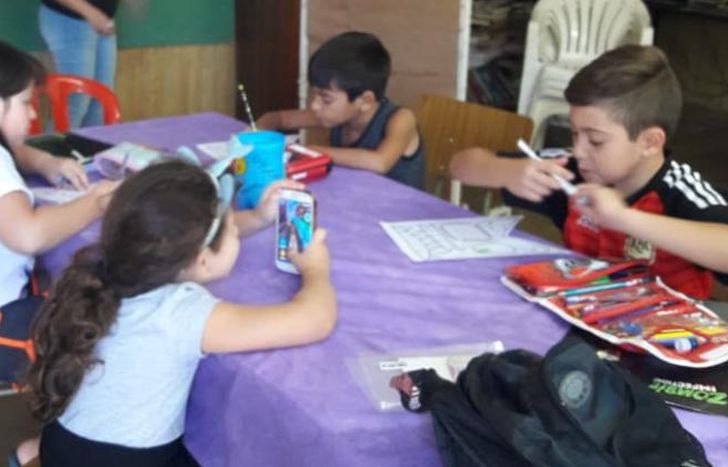 Los chicos reciben las clases de apoyo escolar por Zoom.