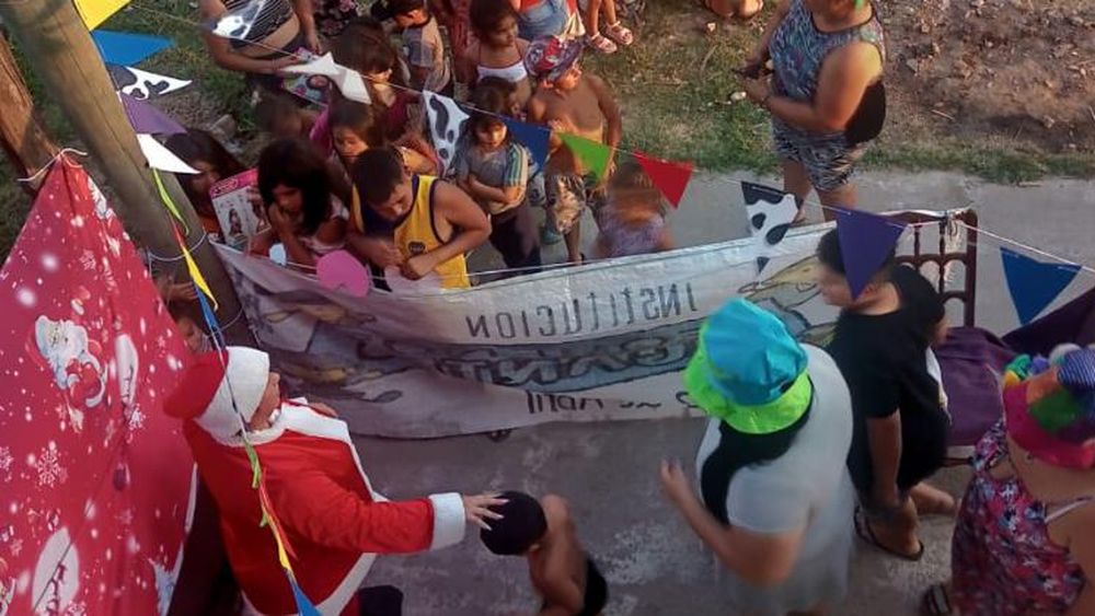 Papá Noel alegró a los chicos y las chicas de Santa Catalina.