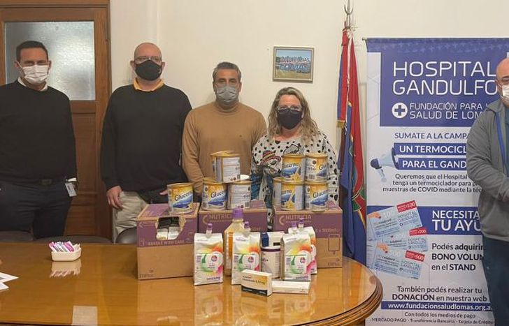 Mónica Ávila en la entrega de la donación.