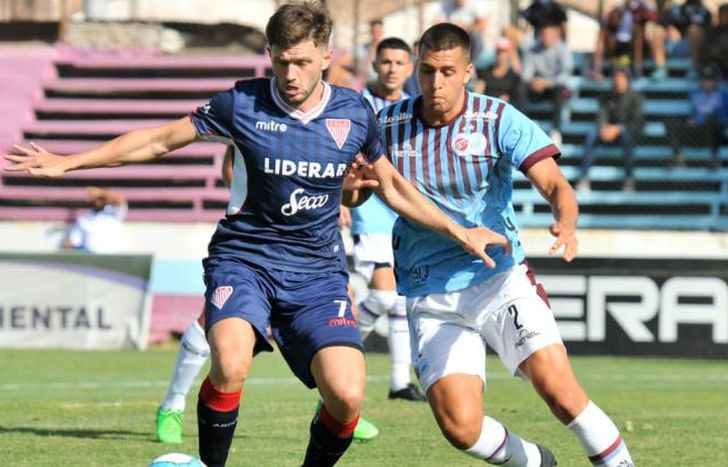 Matías Linas domina el balón ante la marca de Núñez.