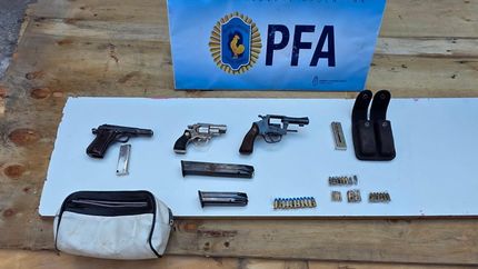 con allanamientos en lomas, cayeron dos sospechosos del crimen de un comisario