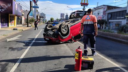 El auto quedó volcado sobre la avenida Hipólito Yrigoyen.