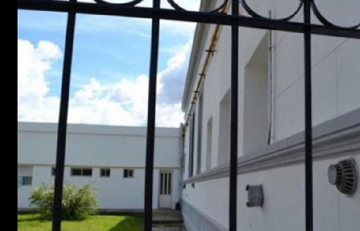 el agente de policía fue separado de su cargo cuando las autoridades del hospital se enteraron del hecho.