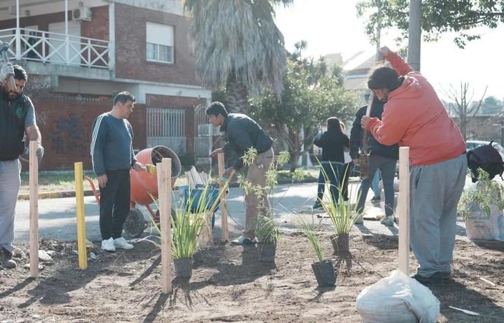 La limpieza de basurales se complementa con plantaciones de especies nativas.