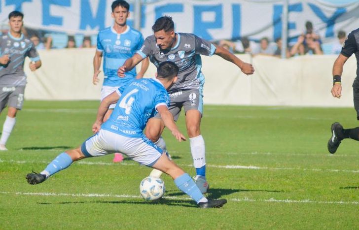 Arturia busca eludir a Fenoglio.