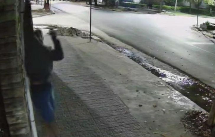 El delincuente dio un salto y se robó una cámara, pero estaba siendo grabado por otra.