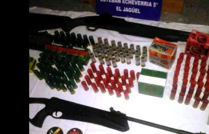 incautaron pistolas, cuchillos y más de 800 balas.