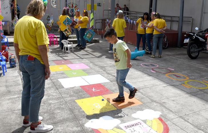 Inauguraron juegos pintados en el patio del centro de salud.