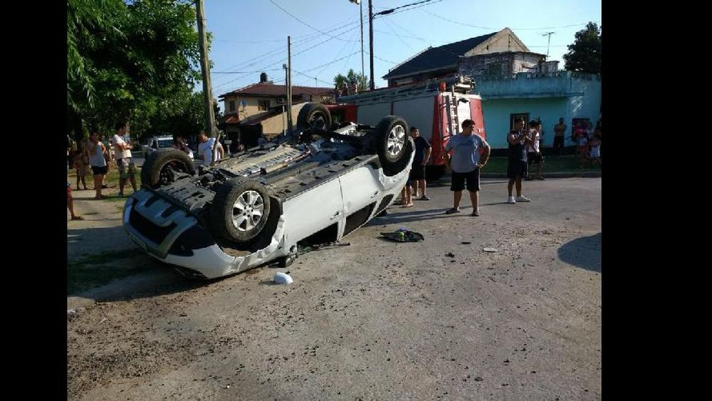 Centenario: volcó un auto y casi se incendia