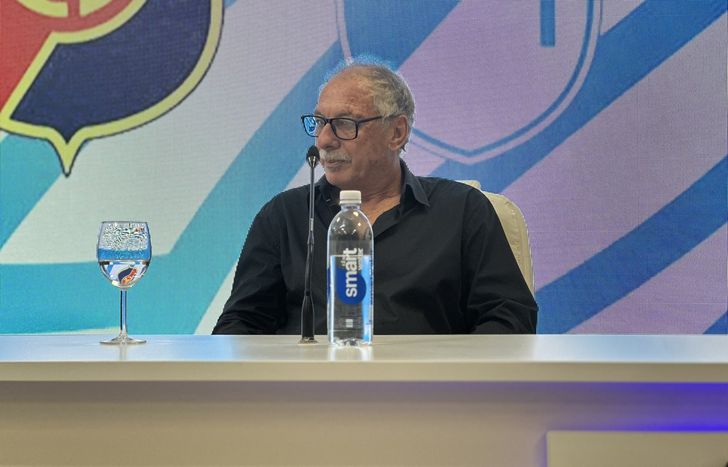 Alberto Lecchi presente durante la conferencia de prensa en el regreso de los visitantes al ascenso.