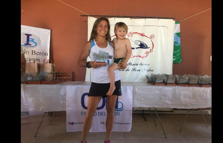 Junto a su hijo Álvaro, de 3 años, que siempre la acompaña.