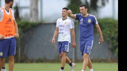 Lionel Scaloni da instrucciones, por detrás aparece Giovanni Simeone.