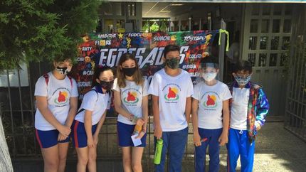 El primer grupo que volvió a la escuela hizo ejercicio físico.