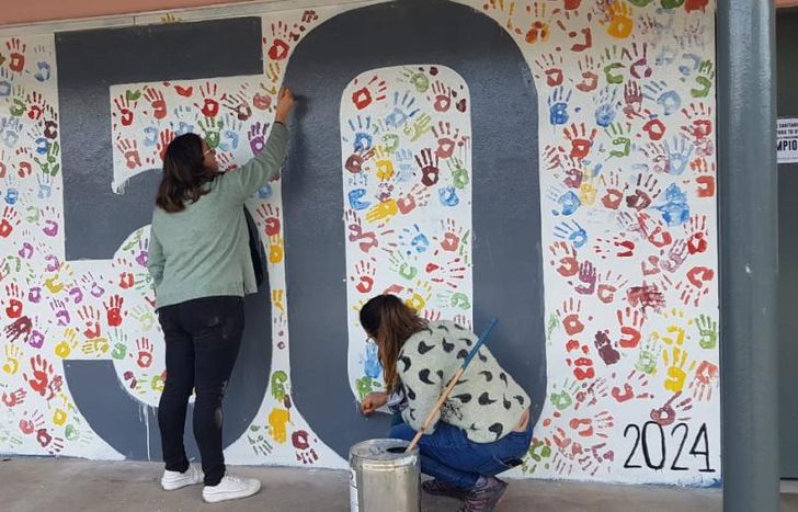 En pleno preparativos para recibir a la comunidad educativa en la celebración.