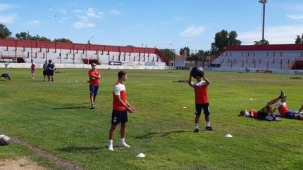 El plantel trabajó bajo la atenta mirada de Lisa. El plantel trabajó bajo la atenta mirada de Lisa.