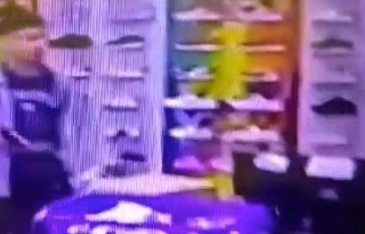 Una cámara de seguridad captó el robo dentro del local deportivo.