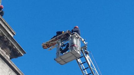 Los Bomberos de Lomas bajando a uno de los operarios. Los Bomberos de Lomas bajando a uno de los operarios.