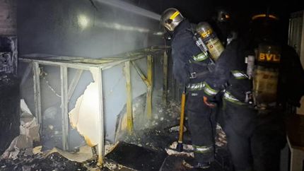 Bomberos Voluntarios de Lomas trabajaron para apagar el fuego.
