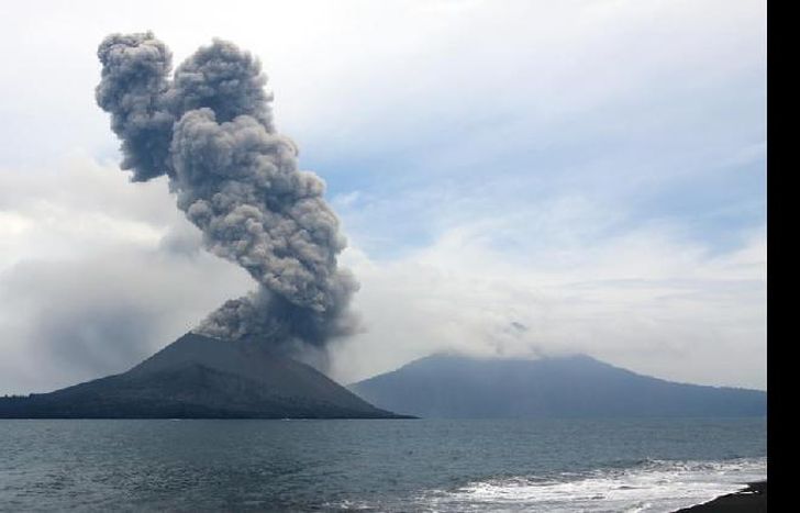 en 2018, una erupción similiar había generado un tsunami que había provocado cientos de víctimas fatales.