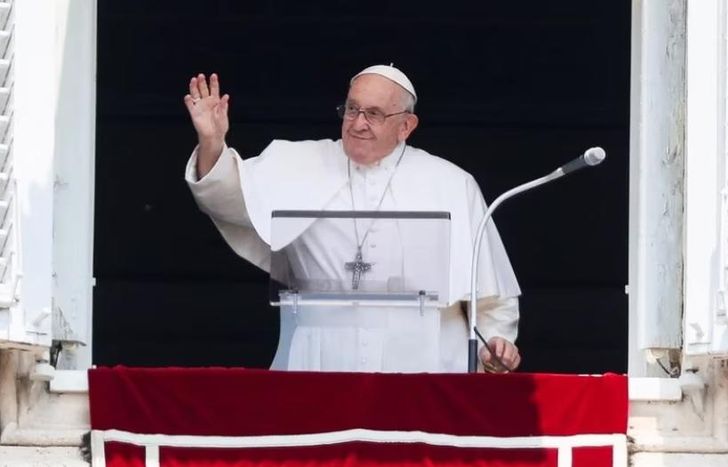 El papa Francisco reapareció ante miles de fieles que se acercaron al Vaticano.