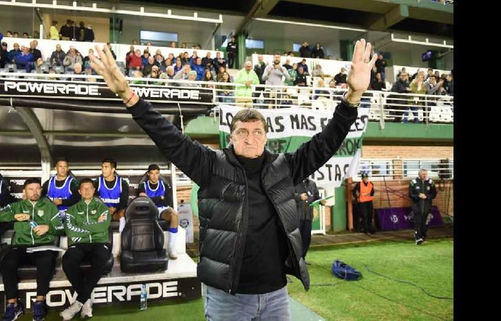 Falcioni mantiene la idolatría en Banfield y los hinchas lo reconocen.