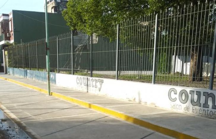 La vereda del club fue remodelada.