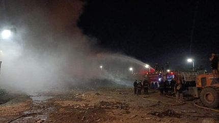 mas de 40 bomberos trabajaron en un importante incendio en fiorito