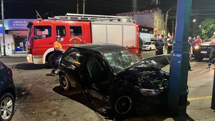 Uno de los vehículos se estrelló contra un poste en Temperley.&nbsp;