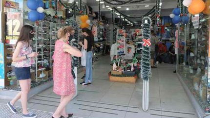 Vecinos compran en Laprida con barbijo y los reciben con alcohol.