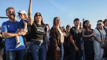 Federico Otermín, junto a Daniela Vilar, Gianinna Maradona, Claudia Villafañe y Benjamín Agüero, presentó Comunidad de D10s en Fiorito, en homenaje a Diego Maradona.