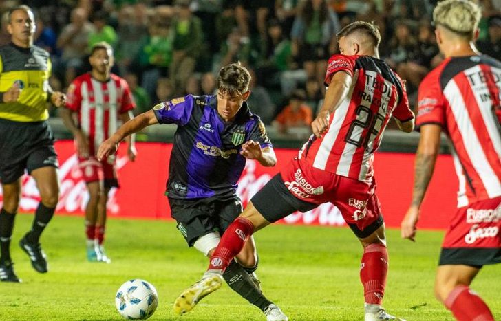 Duro partido en el Florencio Sola.