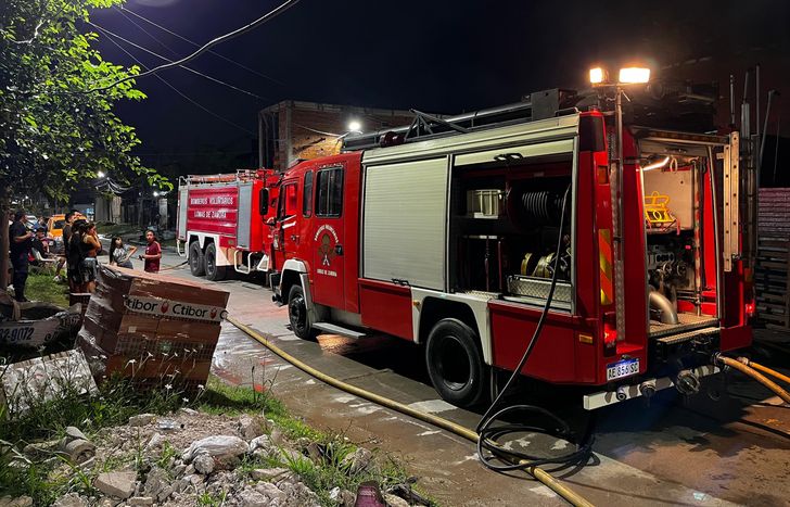 Los Bomberos Voluntarios de Lomas de Zamora controlaron el incendio.