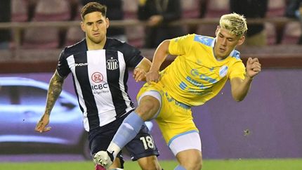 Díaz cubre la pelota ante la llegada de Villagra.
